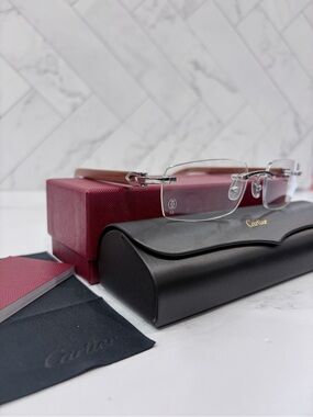 SUNGLASSES WITH ELONGATED C DE CARTIER MOTIF